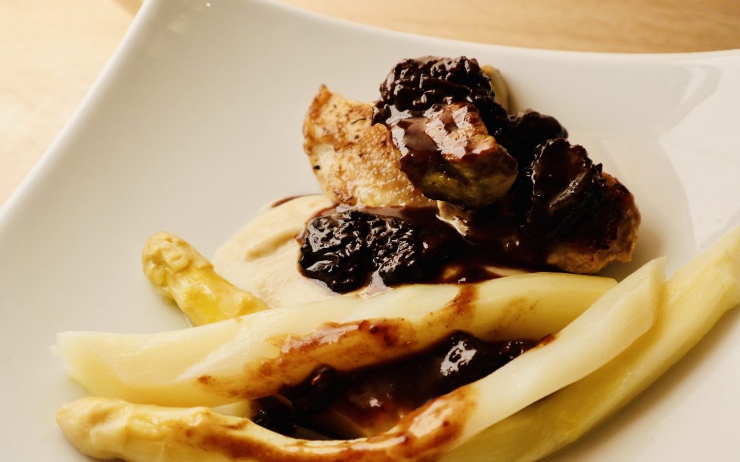 Veau et foie gras cuisson basse température, crémeux de topinambour à la fève de tonka, sauce aux morilles