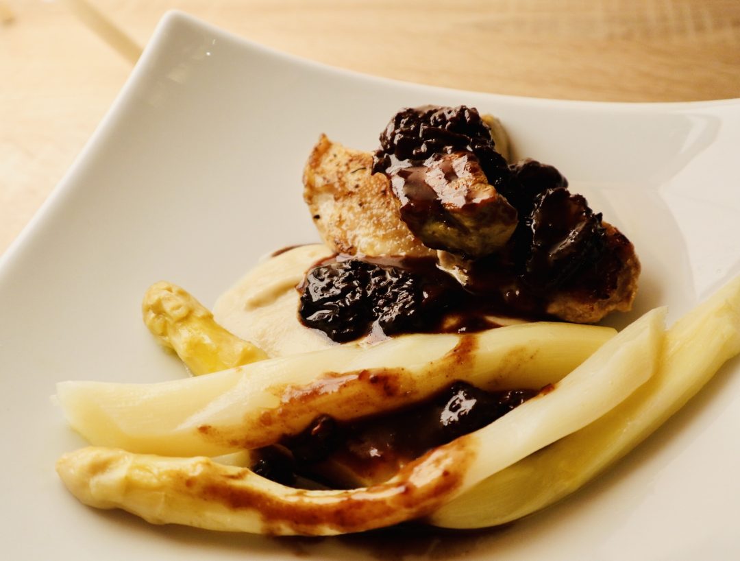 Veau et foie gras cuisson basse température, crémeux de topinambour à la fève de tonka, sauce aux morilles