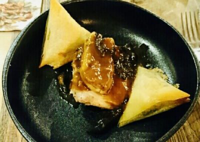 Caille et foie gras poêlé, sauce aux champignons et samoussas