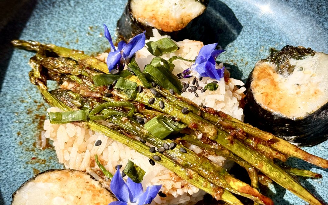 Ballotine de cabillaud, nori, oseille, sésame noir, riz basmati asperges laquées