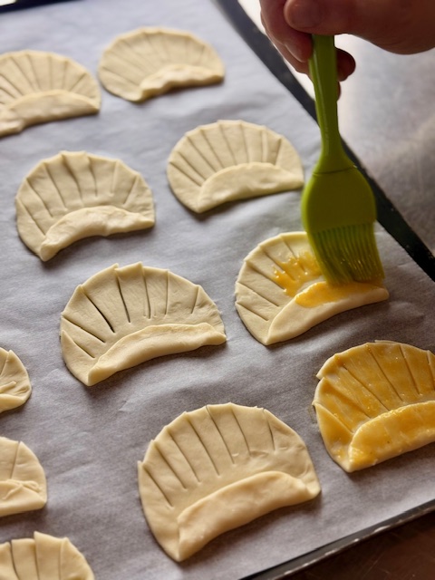Feuilleté froid aux Saint-Jacques, citron vert & safran