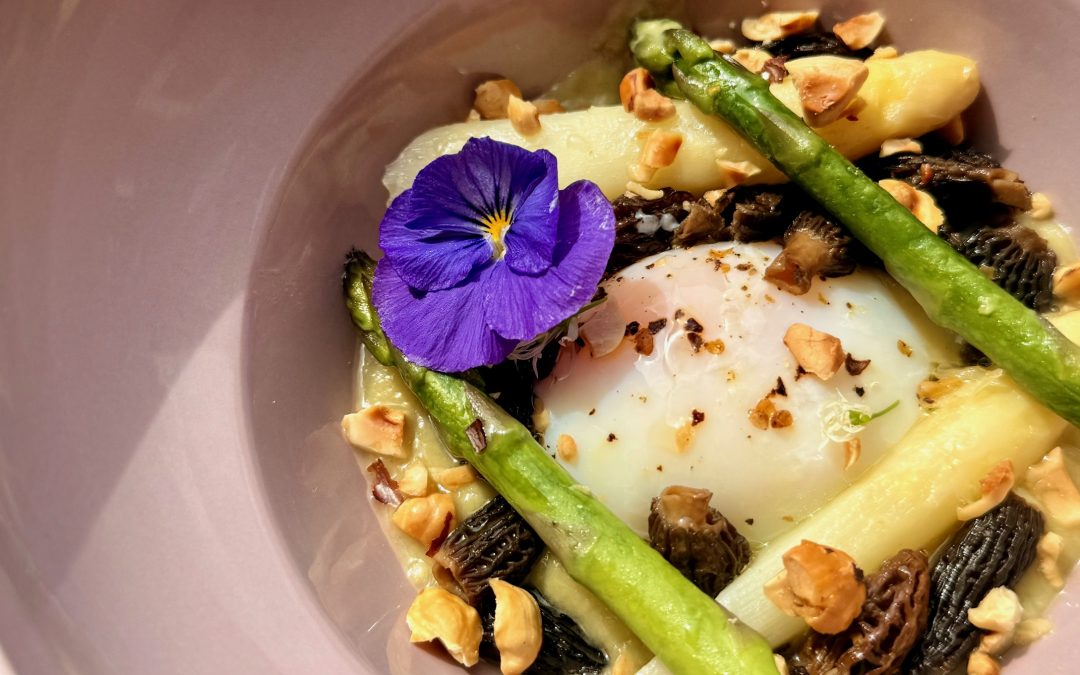 Fricassée d’asperges, sauce asperges, œufs parfait, noisettes grillés, huile de truffes, morilles 
